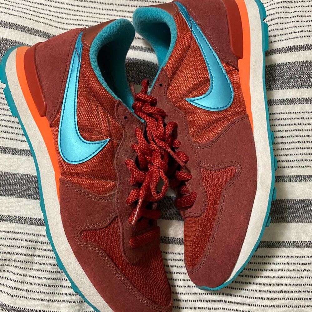 Women’s Nike Shoe - Size 8